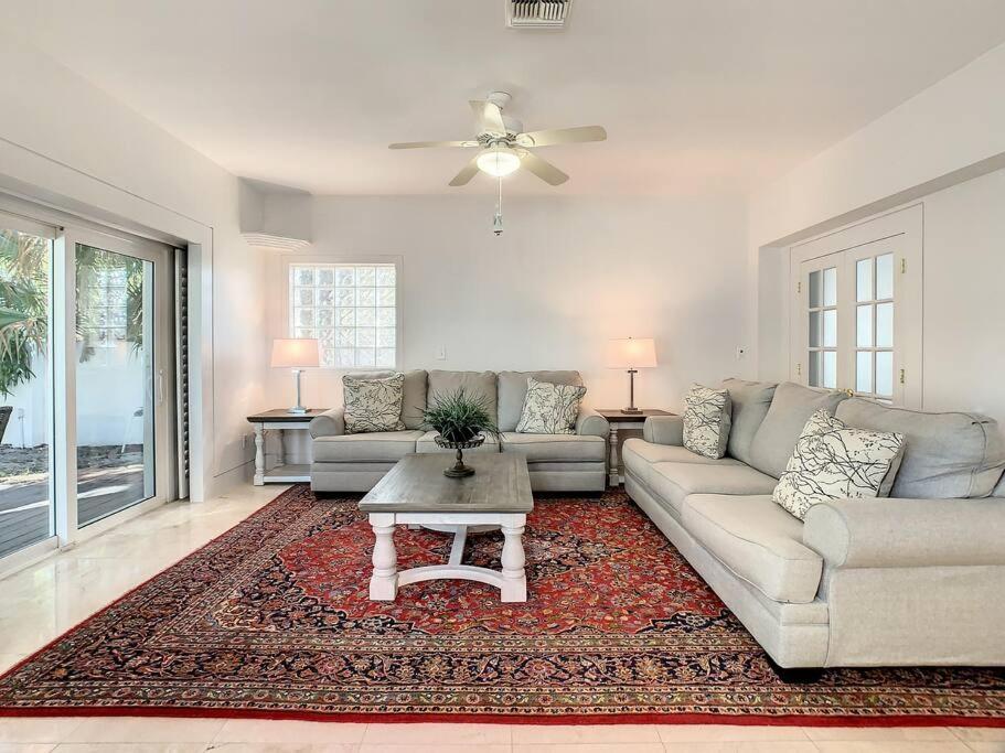 Steps From The Beach, Location, 2 Bdrm 2 Bth Holiday home *