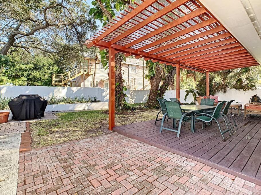 Steps From The Beach, Location, 2 Bdrm 2 Bth Holiday home Clearwater Beach