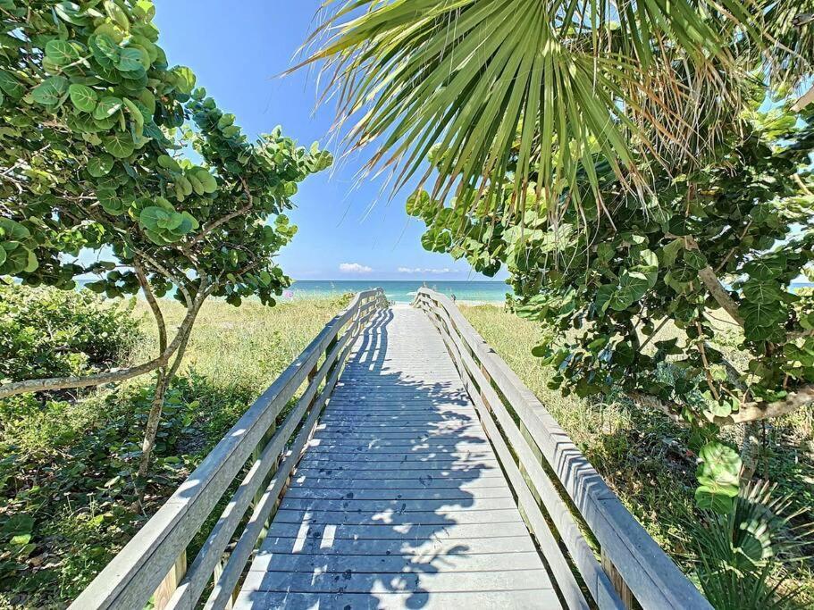 Steps From The Beach, Location, 2 Bdrm 2 Bth * Clearwater Beach