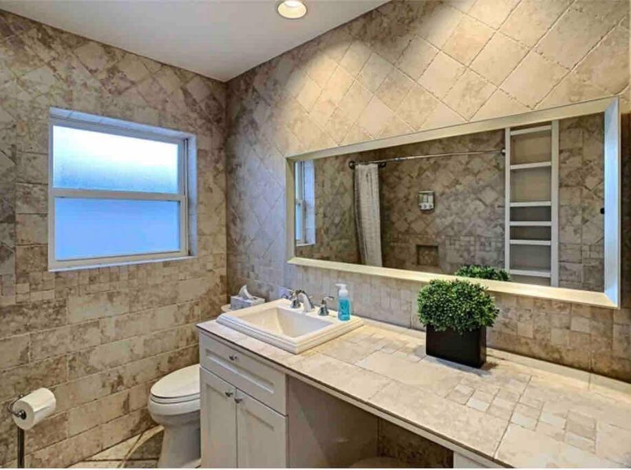 Steps From The Beach, Location, 2 Bdrm 2 Bth Holiday home