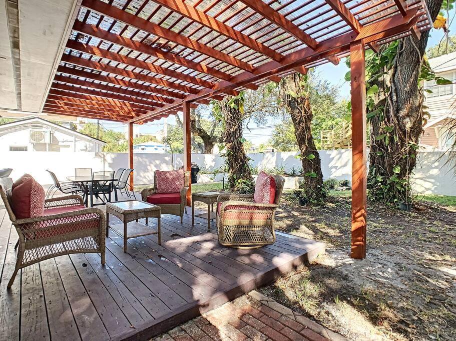 Holiday home Steps From The Beach, Location, 2 Bdrm 2 Bth