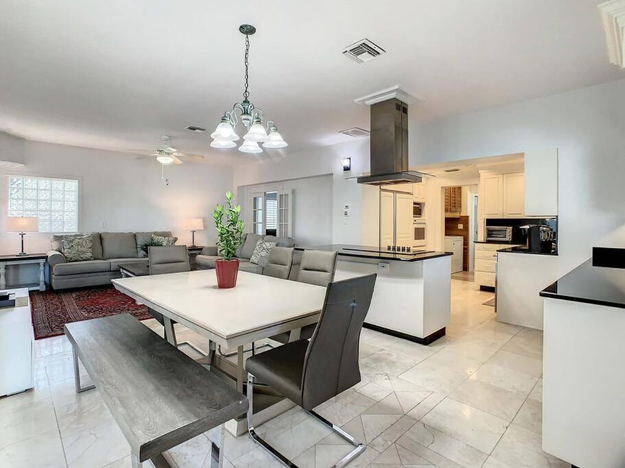 Steps From The Beach, Location, 2 Bdrm 2 Bth Holiday home Clearwater Beach