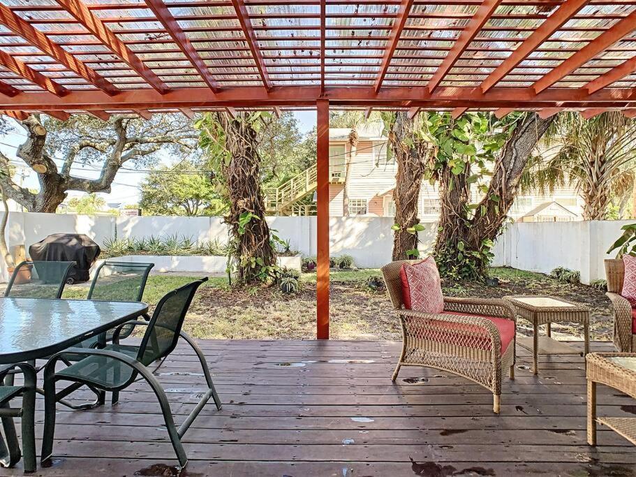 Steps From The Beach, Location, 2 Bdrm 2 Bth Holiday home Clearwater Beach