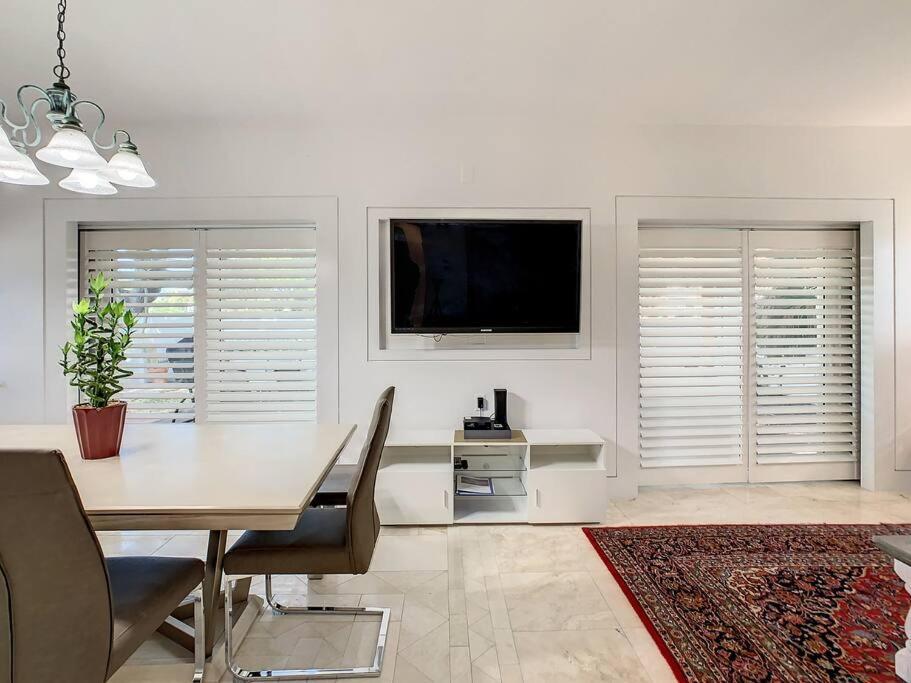 Steps From The Beach, Location, 2 Bdrm 2 Bth Holiday home *