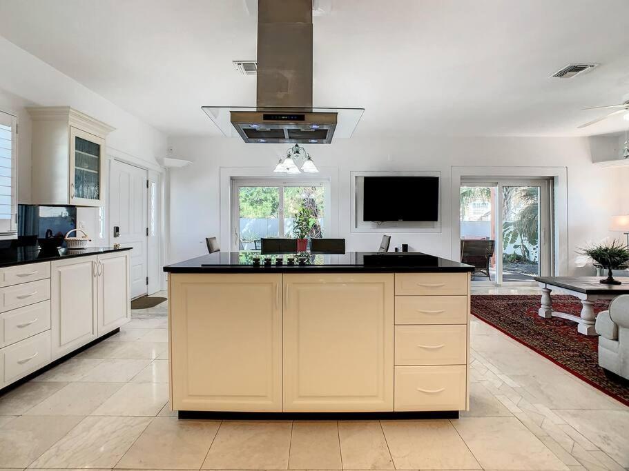 Steps From The Beach, Location, 2 Bdrm 2 Bth Clearwater Beach