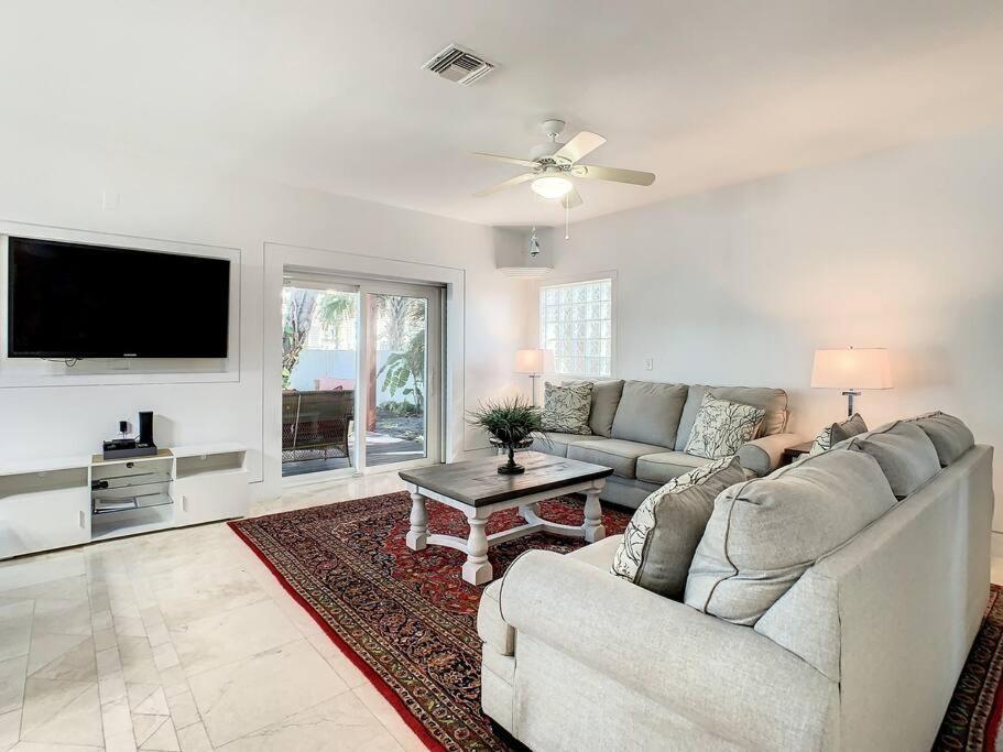 Steps From The Beach, Location, 2 Bdrm 2 Bth Holiday home *